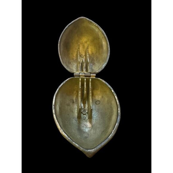 Vintage Brass Walnut Shaped Nutcracker – Large Decorative Piece - Picture 2 of 5